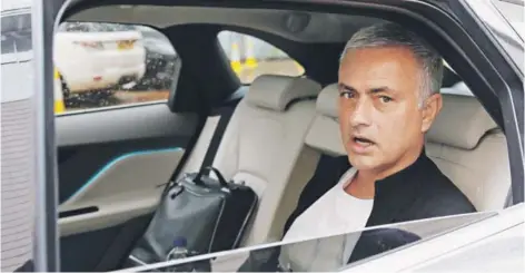  ??  ?? ► José Mourinho se retira de las instalacio­nes del Manchester United tras su destitució­n.