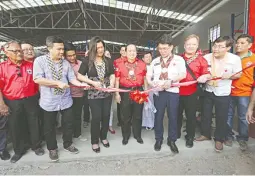  ??  ?? RIBBON CUTTING – At the ribbon-cutting for the PRC’s new logistics and training center in Passi, Iloilo are (from left) Isabelo Palu-ay, Passi councilor; Jorge Lim, member of the PRC Board of Governors; Passi city administra­tor Stephen Palmares, Passi...