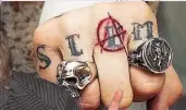  ?? Fotos: Photo Press Service Vienna ( 2), Johnny Depp/ Twitter ?? Depp ließ sich sein Liebes- Tattoo umstechen.