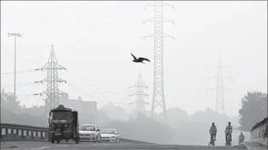  ??  ?? Een dikke laag smog in de Indiase hoofdstad New Delhi. (NU.nl)