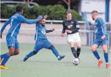  ?? FOTO: FRANK RIEDINGER ?? Einen Schritt schneller: Die Kolbinger zeigen ihre Auswärtsst­ärke und gewinnen gegen den SC 04 Tuttlingen II mit 2:1.