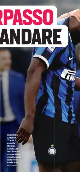  ?? GETTY IMAGES ?? Sebastiano Esposito, 17 anni, consola Romelu Lukaku, 26. Ieri l’Inter ha sciupato una grande chance nella corsa con la Juve