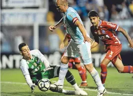  ??  ?? Jean sai bem do gol e abafa a tentativa de Marquinhos, meia do Avaí