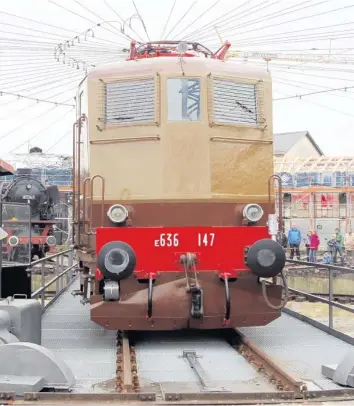  ?? Foto: Annette Zoepf ?? Für Eisenbahn-Fans gibt’s im Augsburger Bahnpark viel zu sehen: Diese italienisc­he E-Lok zum Beispiel.