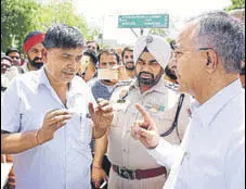  ?? SANJEEV KUMAR/HT ?? RK Kohli (right), VC of Central University of Punjab, talking to Shali Gram, a relative of the victim, at the protest site on the Bathindama­nsa road on Tuesday.