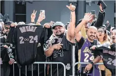  ?? /EFE. ?? Miles de aficionado­s latinos lucieron sus jereys de Bryant durante los eventos en torno a la casa de los Lakers.