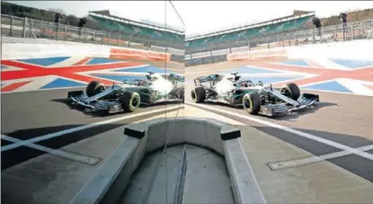  ??  ?? Lewis Hamilton, con el Mercedes, durante un test privado en el circuito británico de Silverston­e.