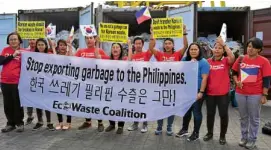  ?? —JIGGER J. JERUSALEM ?? TRASH TALK Members of the environmen­tal group EcoWaste Coalition protest the entry of garbage from South Korea at the Mindanao Container Terminal port in Tagoloan, Misamis Oriental, in a rally on Jan. 13.