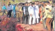  ?? RISHIKESH CHOUDHARY/HT ?? CM Uddhav Thackeray surveys the road at Dombivli MIDC that had turned red owing to pollutants, on Thursday.