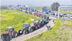  ?? ?? Agricultor­es portuguese­s bloquean la frontera con Extremadur­a.