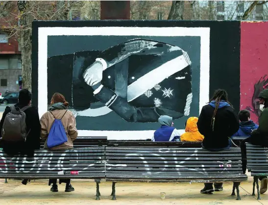  ?? EFE ?? TUMBAR AL REY. En las protestas contra el encarcelam­iento a Pablo Hasel en Barcelona, grafiteros dibujaron murales contra la Monarquía