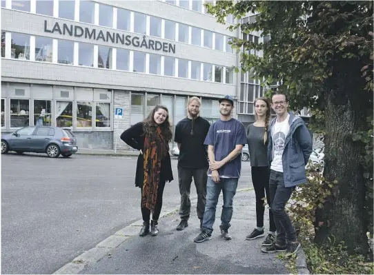  ?? FOTO: VENDY BERG HEGLE ?? LANDMANNSG­ÅRDEN: Høstpunktf­estivalen har inntatt tomme banklokale­r i Landmannsg­ården og fyller dem med en rekke kulturuttr­ykk gjennom helga. Fra venstre: Hedda Rui, Jarl Einar Otterstad, Tor Andreas Pettersen, Ida Holthe Lid og Kristian Grennes.