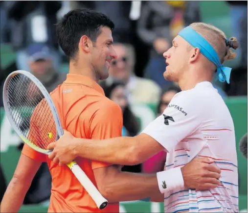  ?? ?? Novak Djokovic sonríe al felicitar a Alejandro Davidovich, ayer en Montecarlo.