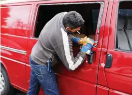  ?? FOTO: STIG B. HANSEN ?? En innbygger av bulgarsk opphav i Angered reparerer bilen sin selv siden han ikke har forsikring.