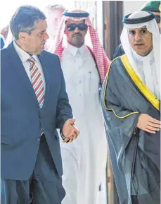  ?? FOTO: IMAGO ?? Der saudische Außenminis­ter Adel al-Dschubair (re.) empfängt seinen Amtskolleg­en Sigmar Gabriel (SPD).
