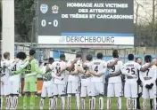  ??  ?? Minute de silence et d’émotion, hier, au stade de l’Aube et sur toutes les pelouse de L. (Photos AFP)