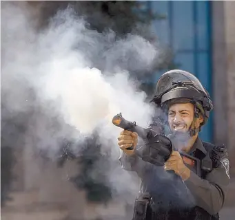  ?? REUTERS / MUSSA QAWASMA ?? Control civil. El gas lacrimógen­o es el arma elegida por fuerzas de seguridad de todo el mundo.