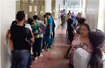  ??  ?? CAPITOL EMPLOYEES are lining up at the treasurer's office to get their mid-year bonus, Thursday, October 17.