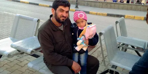  ??  ?? Insieme Mohammad con la figlia Salam, 3 anni: «Salam sa che la mamma e il fratello sono morti, ma chiede di loro»
