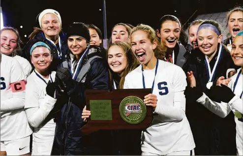  ?? Pete Paguaga / Hearst Connecticu­t Media ?? Staples celebrates its win over Cheshire in the Class LL girls soccer championsh­ip game on Sunday.