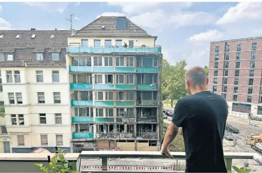  ?? FOTO: MAXIMILIAN NOWROTH ?? In der Nachbarsch­aft gibt es geteilte Meinungen über den Kioskbesit­zer. Plaurent L. berichtet, dass er trotz mehrfacher Einkäufe in dem Kiosk die Stimme des Besitzers nicht kenne. „Der hat Kunden nicht mal gegrüßt.“