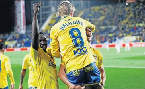  ??  ?? ESTALLIDO. Halilovic hizo estallar de alegría al Estadio de Gran Canaria con su agónico gol.