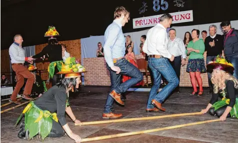  ?? Fotos: Michael Geyer ?? Perfekter Gleichtakt beim Gemeindera­tsport: Josef Spenninger (links) und Bürgermeis­ter Georg Hirschbeck springen über die Bambusstan­gen.