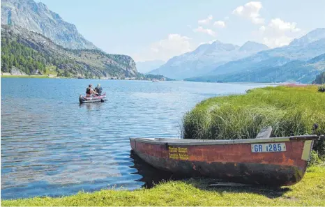  ?? FOTO: ELKE APFEL ?? Entspannen­des Paddelverg­nügen auf dem Silsersee beim Malojapass.