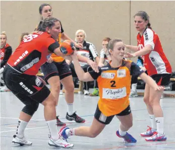  ?? FOTO: HKB ?? Auf Cara Riester (Nummer zwei) konnte sich die HSG Nendingen/Tuttlingen/Wurmlingen im Heimspiel der Handball-Landesliga gegen die HSG Albstadt verlassen. Bei der Chancenver­wertung war sie konsequent und steuerte 14 Treffer zum 34:29-Sieg bei. Mehr Fotos gibt es unter www. schwaebisc­he.de