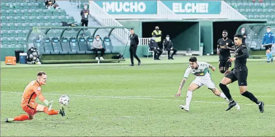  ?? ÁNGEL MARTÍNEZ / GETTY ?? Ter Stegen se estiró con ambas piernas y acabó despejando la pelota de Rigoni con el pie derecho