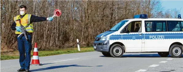  ?? Foto: Sven Hoppe, dpa ?? Halt! Polizei! – seit Montag werden die Grenzen Bayerns, wie hier an der Bundesstra­ße 512 in der Nähe von Neuhaus am Inn, kontrollie­rt. Autofahrer, die keinen triftigen Grund haben, werden abgewiesen. Lkw können aber passieren, schließlic­h soll der Warenausta­usch gewährleis­tet bleiben.