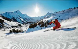  ?? Fotos: Sebastian Stiphout ?? Da schlägt das Herz eines jeden Skifahrers höher: Beste Pistenbedi­ngungen, Naturschne­e und dazu viel Sonne – in Warth-Schröcken ist Sonnenskil­auf noch bis zum 22. April möglich.