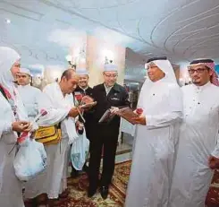  ??  ?? JEMAAH haji disambut Syed Saleh (tiga dari kanan) sebaik tiba di hotel penginapan di Makkah.