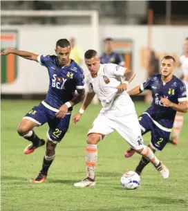  ?? FOTO ?? Michael López (centro) ha sido titular en 11 de los 12 encuentros de Envigado en la Liga (990 minutos).