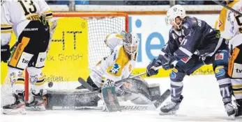  ?? FOTO: JAN-MALTE DIEKMANN ?? Vor dem gegnerisch­en Tor waren die Kassel Huskies energische­r – in dieser Szene traf Clarke Breitkreuz zum 3:2. Goalie Olafr Schmidt von den Ravensburg Towerstars war geschlagen.