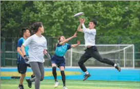  ?? HU XIAOFEI / FOR CHINA DAILY ?? Competitor­s engage in a Frisbee competitio­n at the sports ground of Jinhua Polytechni­c, a career college, in Jinhua, Zhejiang province, on April 22.