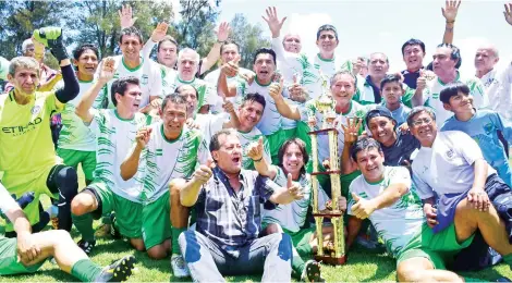  ?? JOSÉ ROCHA ?? El selecciona­do cruceño festeja el cuarto título nacional del torneo de exjugadore­s.