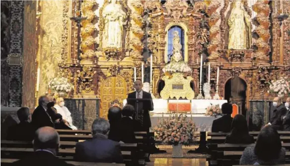  ?? ÁLVARO CARMONA ?? Juan José Jurado pronuncian­do, ayer, la exaltación a San Álvaro de Córdoba