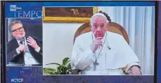  ?? FOTO: STEFANO SPAZIANI/IMAGO IMAGES ?? Papst Franziskus beantworte­t live am Sonntagnac­hmittag im italienisc­hen Fernshen Fragen des Moderators Fabio Fazio.