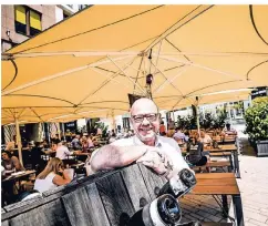  ?? RP-FOTO: ANDREAS BRETZ ?? Bonalumi-Gastronom Dirk Fröhlich freut sich, dass der Platz durch Veranstalt­ungen belebt wird.