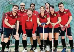  ?? Foto: Verein ?? Diese Eltern machen es ihren Hockey-Kindern nach.