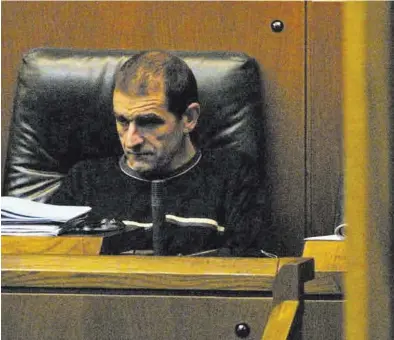  ?? RAFA RIVAS ?? Jose Antonio Urrutikoet­xea, Josu Ternera, ocupa su escaño en el Parlamento Vasco, en 2002.