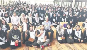  ?? ?? UNTUK ALBUM: Razi merakamkan kenangan bersama yang lain pada majlis perasmian Program SeDidik Sarawak Team Building 2024 di Damai Central, Santubong semalam.