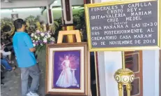  ??  ?? En el acceso al velatorio se colocaron decenas de adornos florales y una fotografía de la joven, quien fue asesinada el pasado jueves.