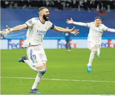  ?? JUANJO MARTÍN / EFE ?? Karim Benzema acaba de marcar su tercer gol y lo celebra eufórico con Fede Valverde al fondo.