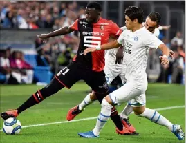  ?? (Photo AFP) ?? A la conclusion d’un joli mouvement collectif côté droit, Mbaye Niang a devancé Sakai pour donner l’avantage aux Rennais à la pause.