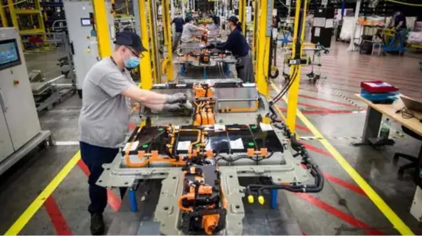  ?? AFP Photo ?? Workers at a Mercedes-benz electric vehicle battery plant.