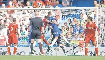  ?? — Gambar Reuters ?? TERJAH JARING: Giroud (dua kanan) menanduk gol tunggal perlawanan ketika membantu Chelsea menewaskan Liverpool pada aksi Liga Perdana Inggeris di Stamford Bridge, London pada Ahad lepas.