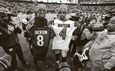  ?? Brett Coomer / Staff photograph­er ?? Among the COVID-19 gameday protocols finalized by the NFL and the NFL Players Union is banning of jersey exchanges, which didn’t sit well with Texans quarterbac­k Deshaun Watson, left.