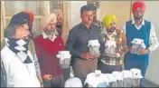  ?? SAMEER SEHGAL/HT ?? STF officials with weapons, heroin recovered from the arrested accused (face covered) in Amritsar on Sunday.